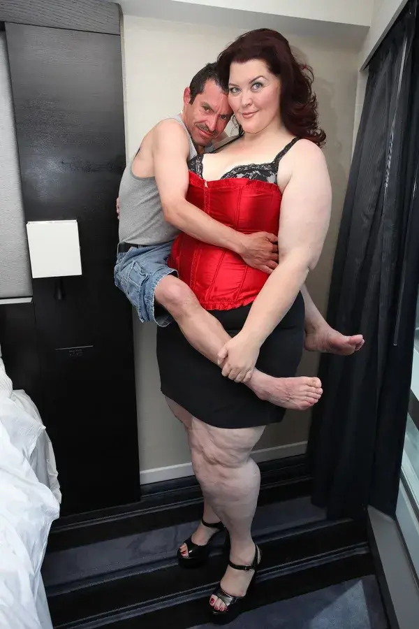 This Woman Is 6 Foot 3 Inches Tall, Weighs 20 Stone, And Gets Paid By Guys To Squash Them