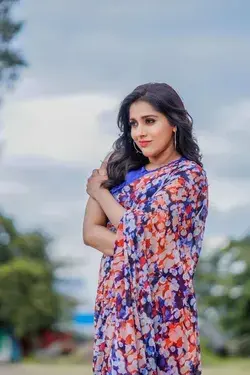 Beautiful Indian TV Queen Model Rashmi Gautam Stills in Traditional Blue Saree