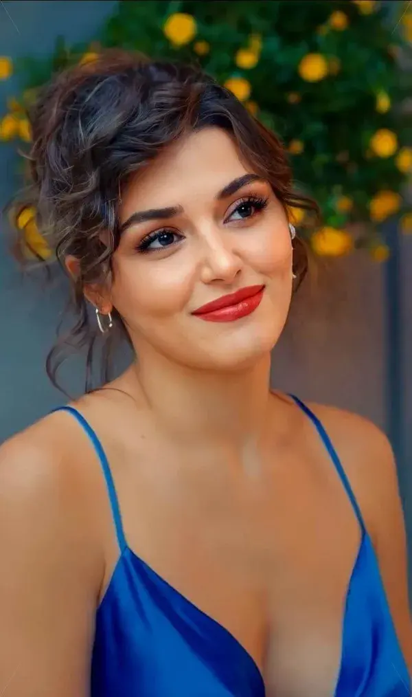 Hande Erçel ♥️💙