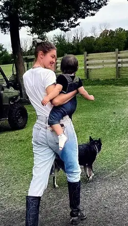 khai and gigi at the farm ❤