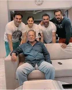 #SalimKhan with his kids. #salmankhan #sohailkhan #arbaazkhan #alvirakhanagnihotri