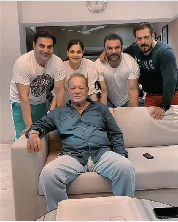 #SalimKhan with his kids. #salmankhan #sohailkhan #arbaazkhan #alvirakhanagnihotri