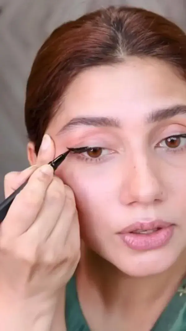 Eyeliner struggles with mahira khan