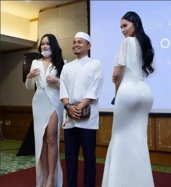 7 Gaya Selebgram Seksi Malaysia Foto Bareng Ustaz, Kini Ramai Dihujat