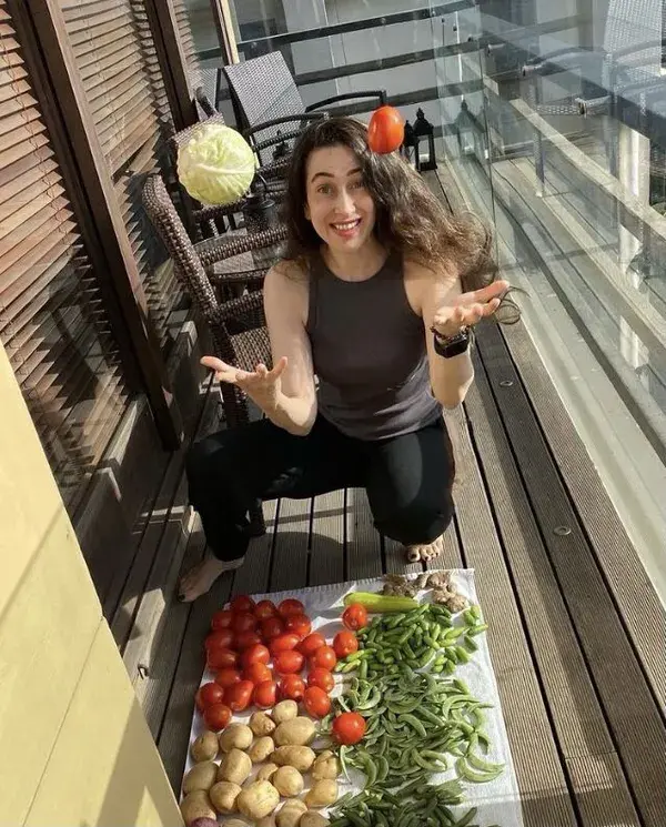 Karisma Kapoor washing and drying vegetables 🌶 April 2021