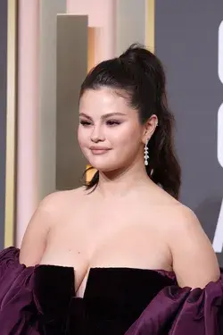 Selena Gomez on the red carpet Golden Globes (01/10)