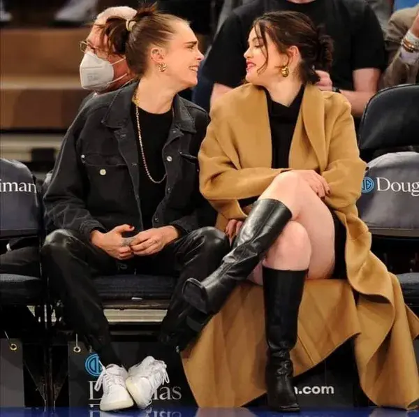 More photos of Selena with Cara Delevingne, in New York, at the Knicks game 🏀