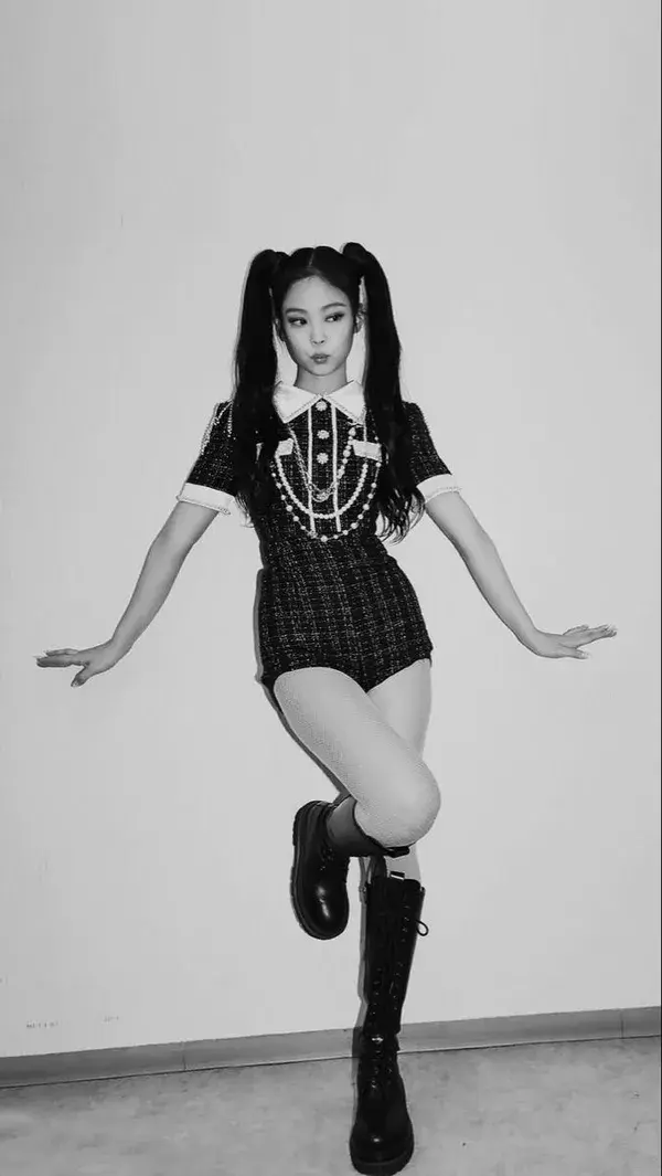 jennie pose