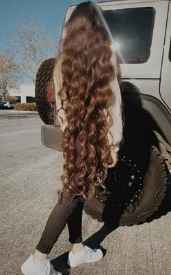 Fille cheveux bouclée