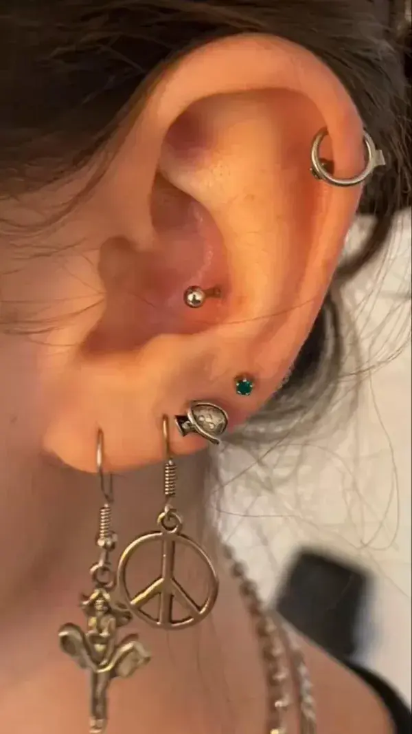 ear piercing inspo #earpiercing #multipleearpiercing #goldjewlery #minimalearpiercing #aesthetic