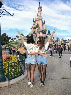 Best friends  -  Disneyland 