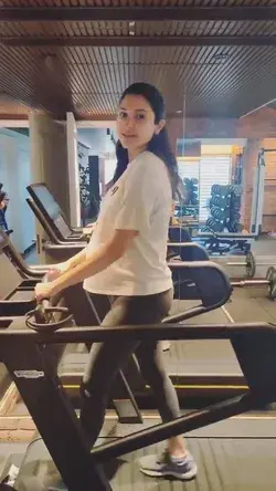 Pregnant 🤰 Anushka sharma on treadmill