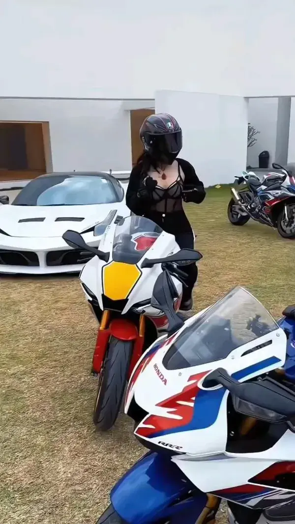 Hot Ladies biker's video