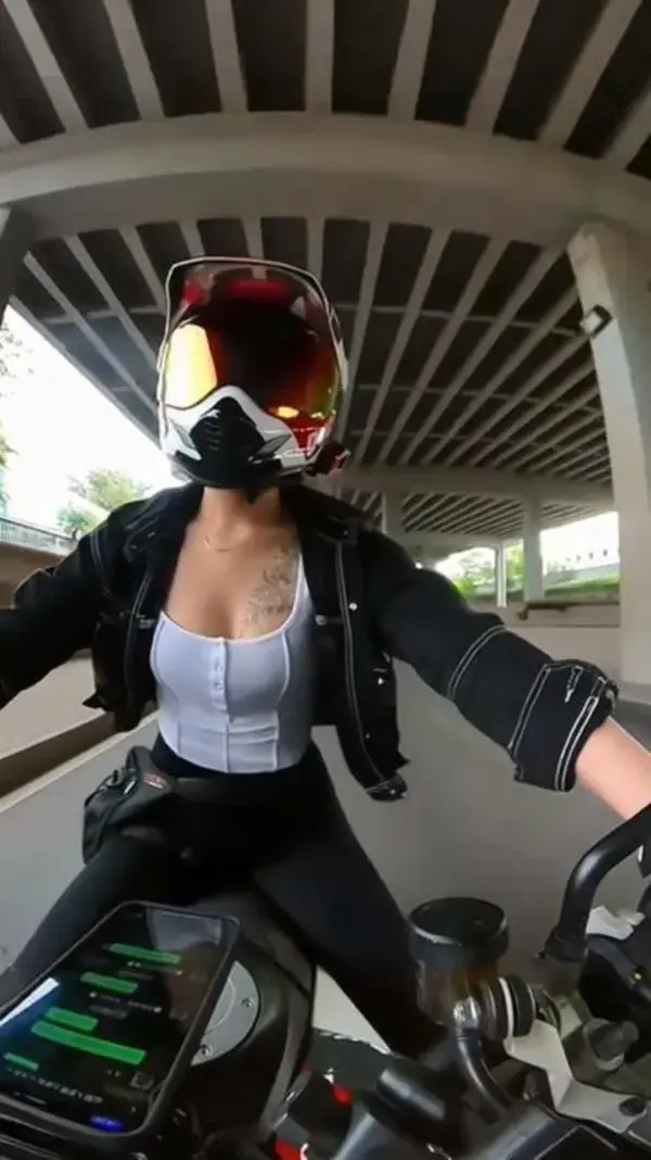 Do you need a girlfriend who can ride a motorcycle❤️#motogirl #bikergirl #junyaoliu #foryoupage