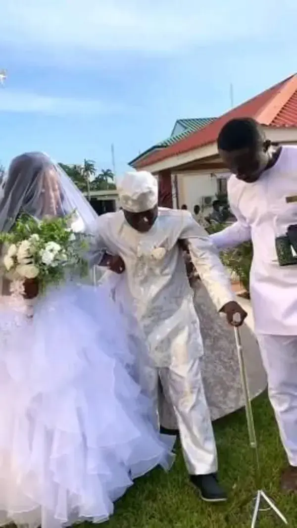 Father Determined To Walk His Daughter Down The Aisle 💕