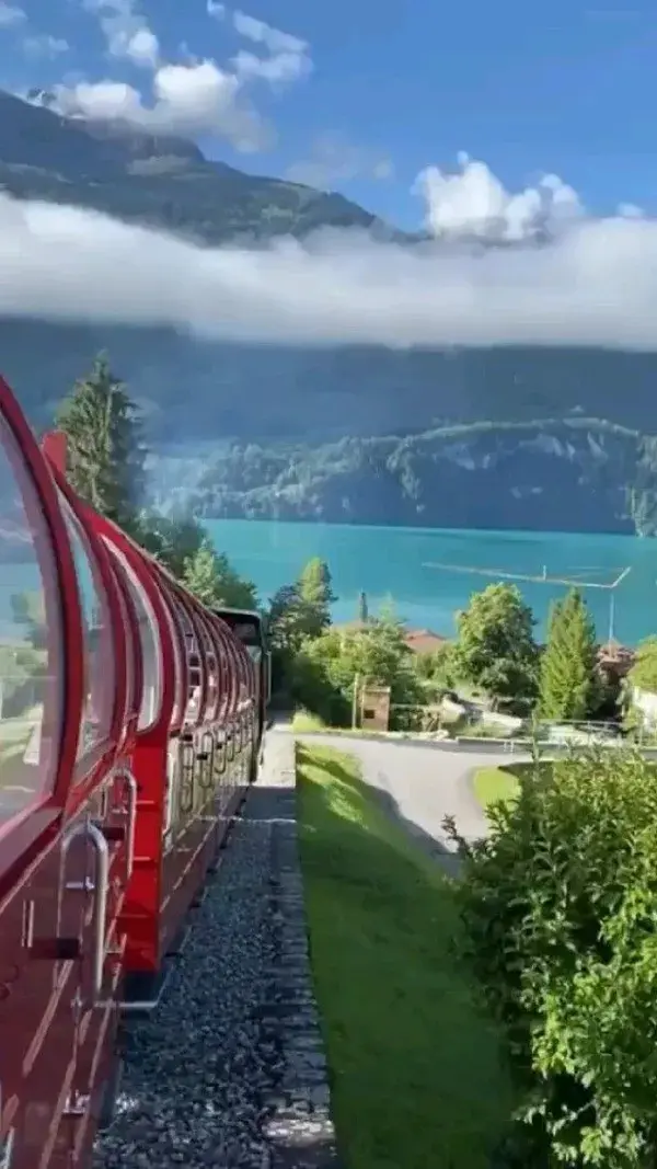 Wishing this was the Hogwart’s Express🚂 Tag the person you’d ride this train with! ✨🇨🇭