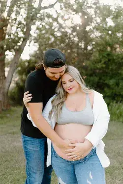 Plus size maternity pictures taken by Bree Smith Photography