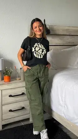 green cargo pants outfit 💚 #outfitoftheday #casualoutfit #ootd #greencargopants