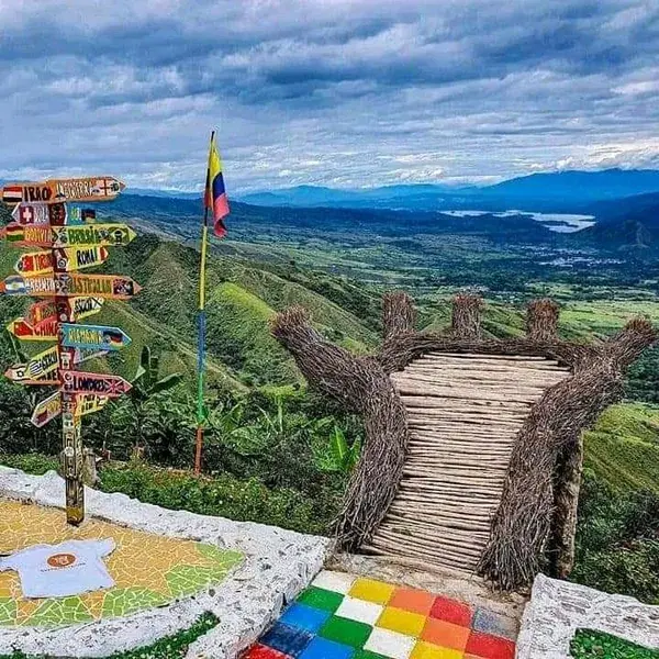 Montaña de la mano del gigante "COLOMBIA" 