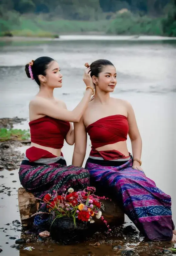 Traditional Ethnic Dress
Laos(Salong,Sinh) & Burmese(Longyi,Yethina,Taikpon,Eingyi)