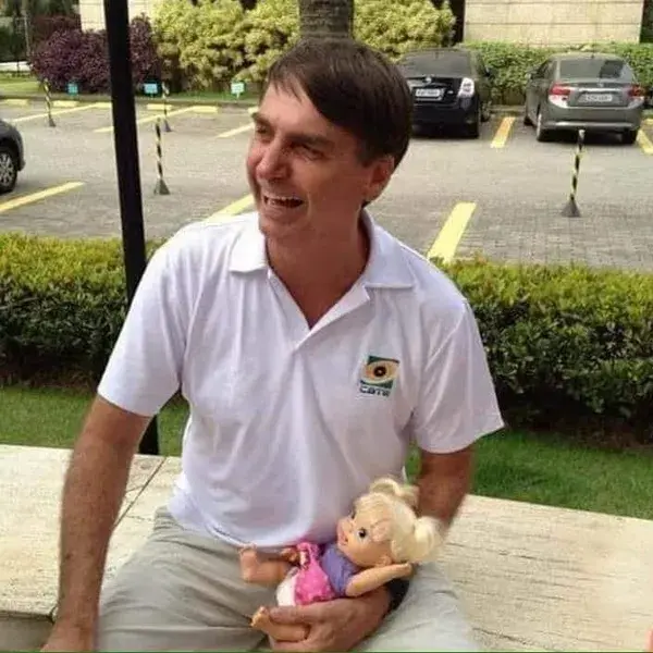 Bolsonaro com uma Baby Alive(?)