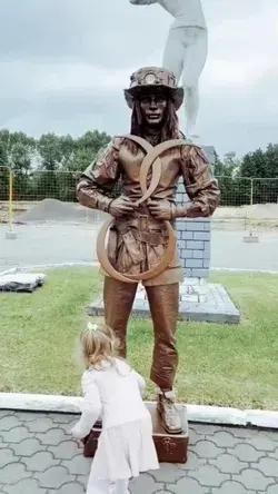 Mesmerising moving statue