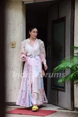 Kareena Kapoor Khan spotted at her residence