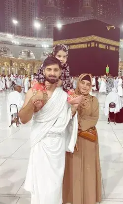 Aiman Khan and Muneeb Butt with their daughter Amal Muneeb in Haram Shareef performing Umrah