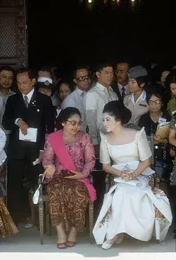 Ibu Tien Soeharto bersama Imelda Marcos, Manila, Filipina, Pebruari 1972.