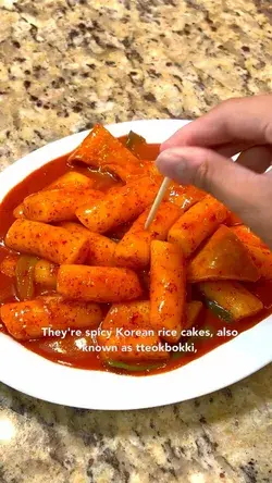 TTEOKBOKKI (SPICY KOREAN RICE CAKES)