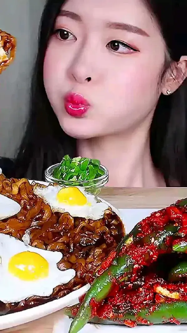 ASMR & MUKBANG