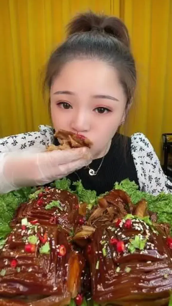 ASMR & MUKBANG