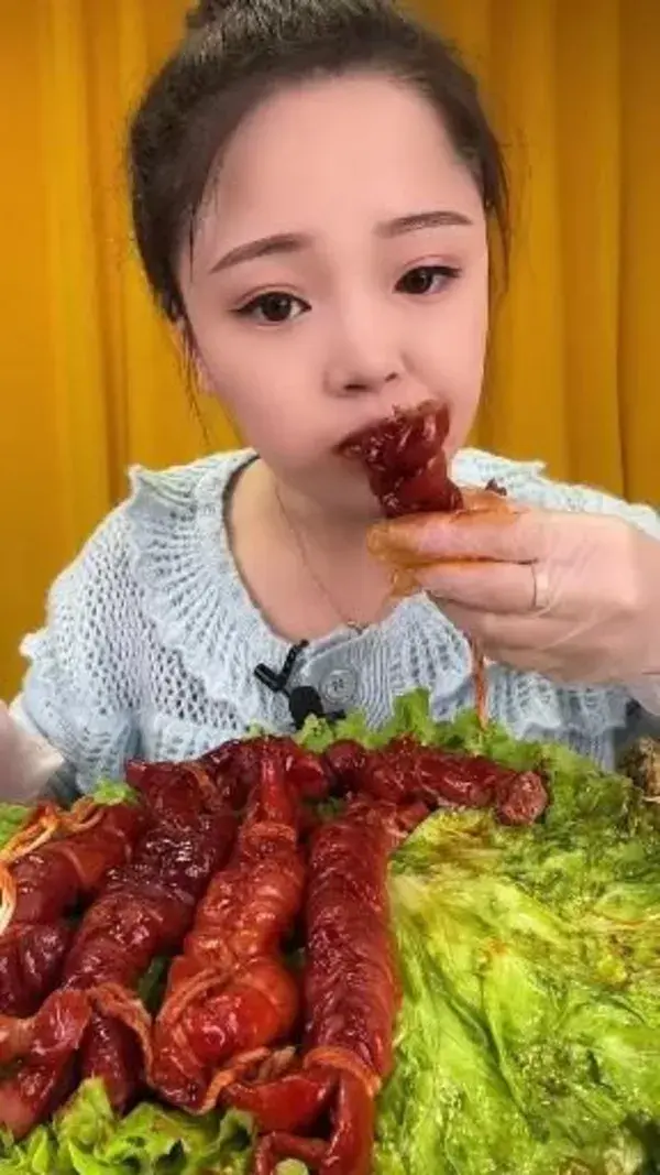 ASMR & MUKBANG