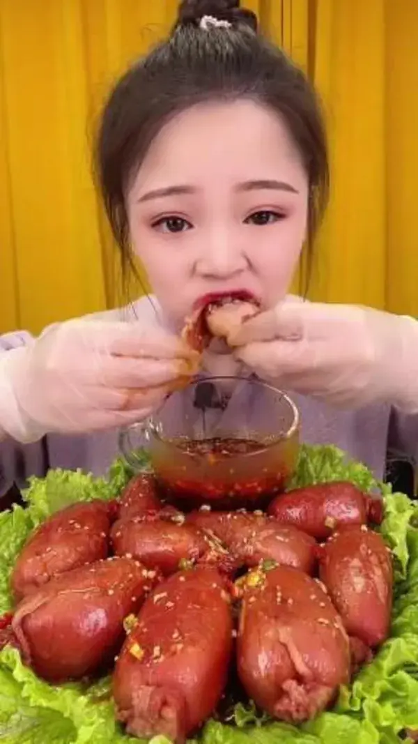 ASMR & MUKBANG