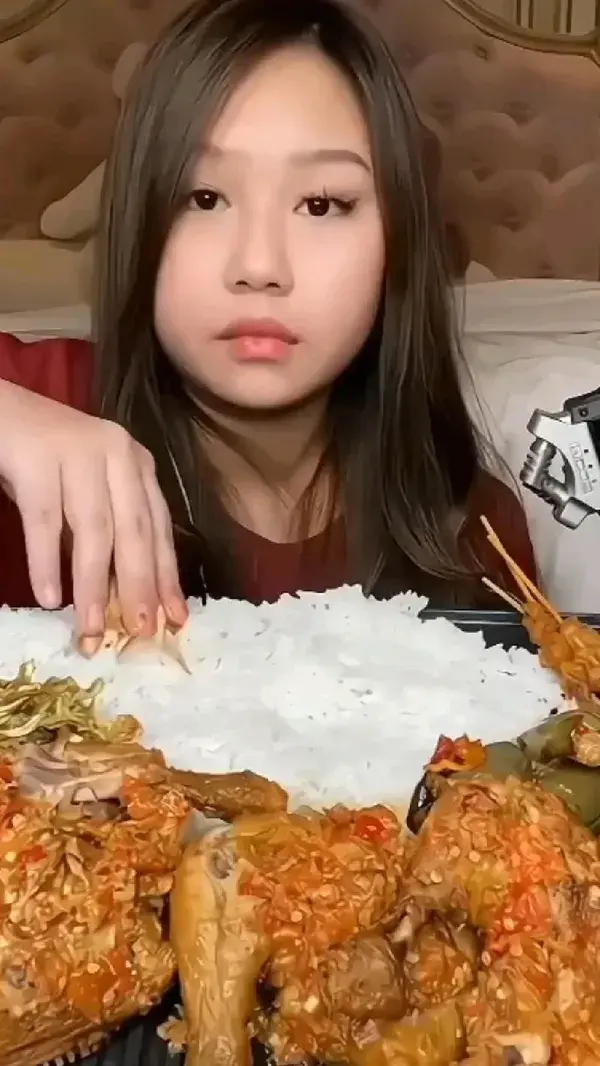 ASMR & MUKBANG