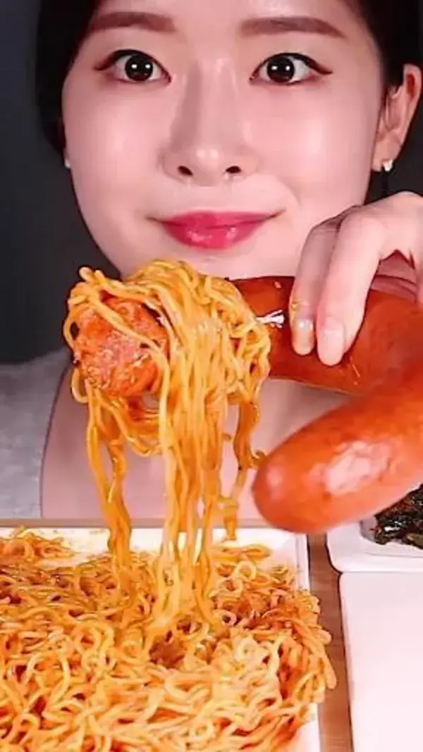 ASMR & MUKBANG