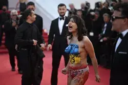 Festival de Cannes: Mulher surge nua em protesto pelo fim da guerra na Ucrânia