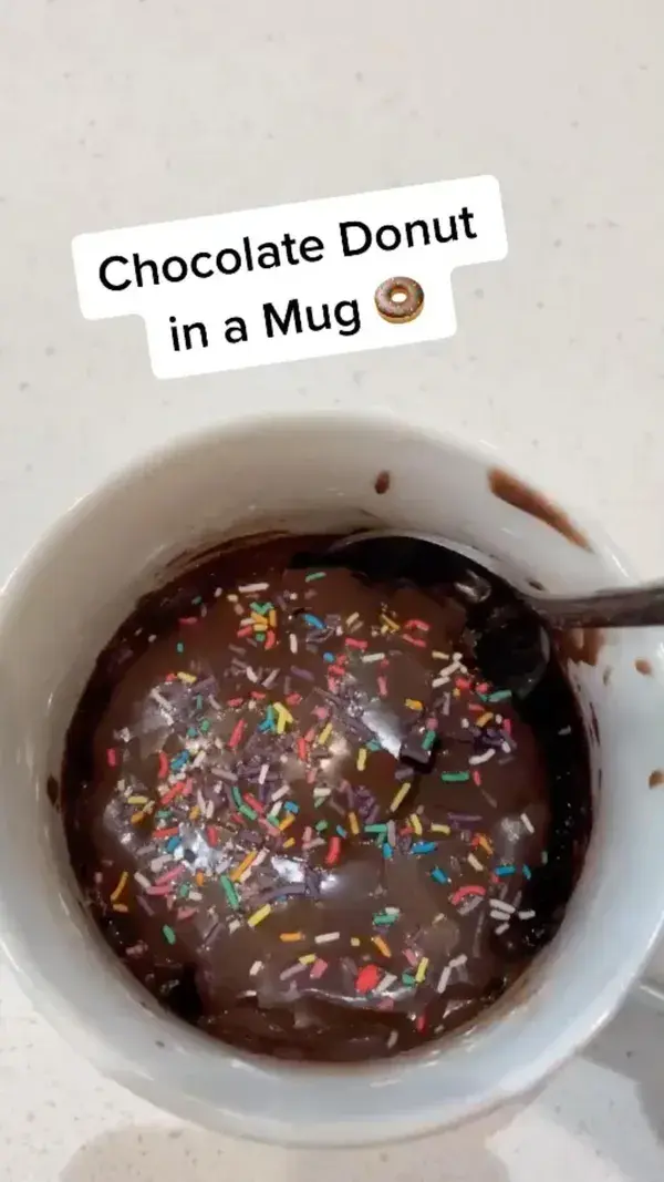 Receita de donut de chocolate na caneca