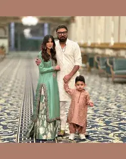 Pakistani celebrates 's family 👪