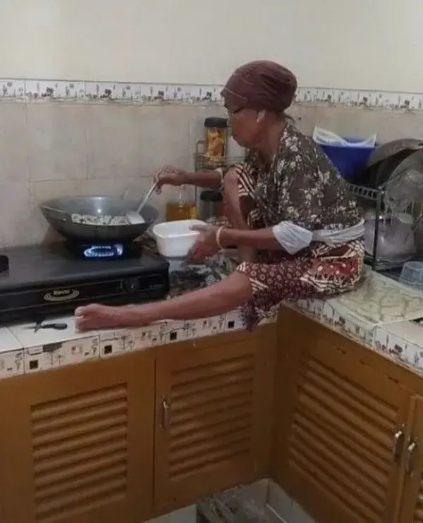 10 Aksi Kocak Emak-emak Pas Masak yang Bikin Geleng Kepala Sambil Cekikikan