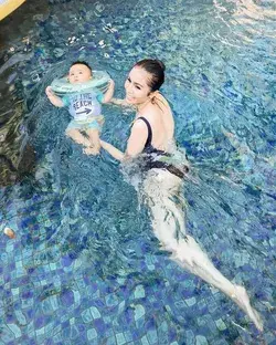 Momo Eks Geisha Berenang di Bali, Airnya Disebut Kalah Bening