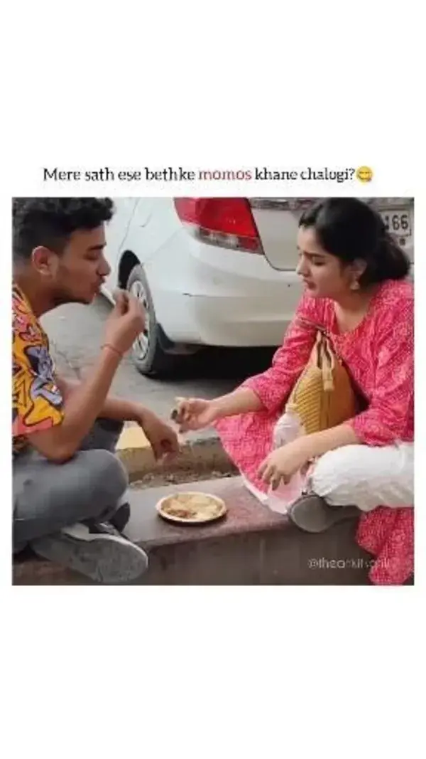 Mere sath ese bethke momos khane chalogi?😋