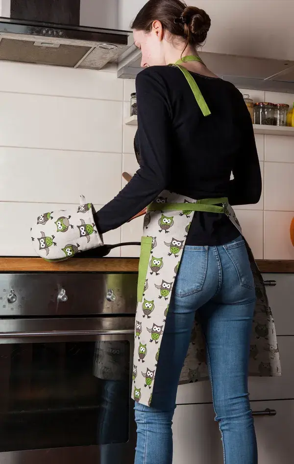 Linen apron with an owls pattern