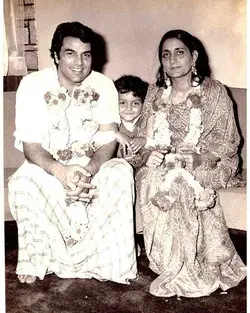 Dharmendra's Unseen Picture With His Son, Bobby Deol Proves That He Is A Doting Father