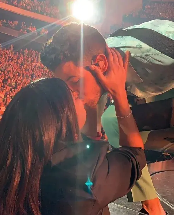 Adorbs shared a kiss during a concert 😍 