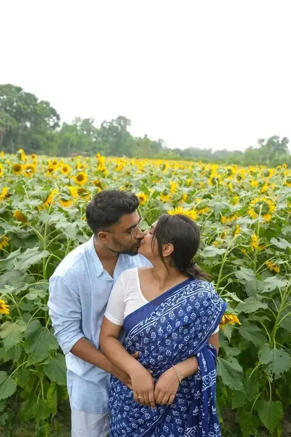 Desi couple kiss with sunflower | Photography