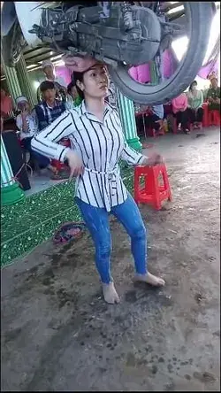 Amazing Video A girl is surprising people by lifting a heavy bike on her head