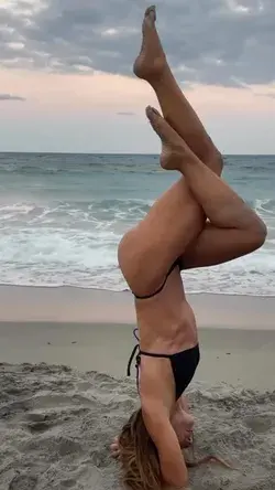 Beach yoga is the best yoga 💕🙏🏼 #yogalife #sunset