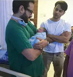 Saif holding baby taimur for the first time