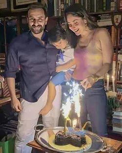 How adorable in this picture of our fav fam trio!😍❤️
.
.
#KareenaKapoor #SaifAliKhan